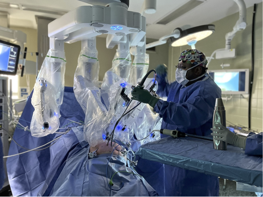 Dr. Gala-Lopez performing surgery with the da Vinci Xi console 